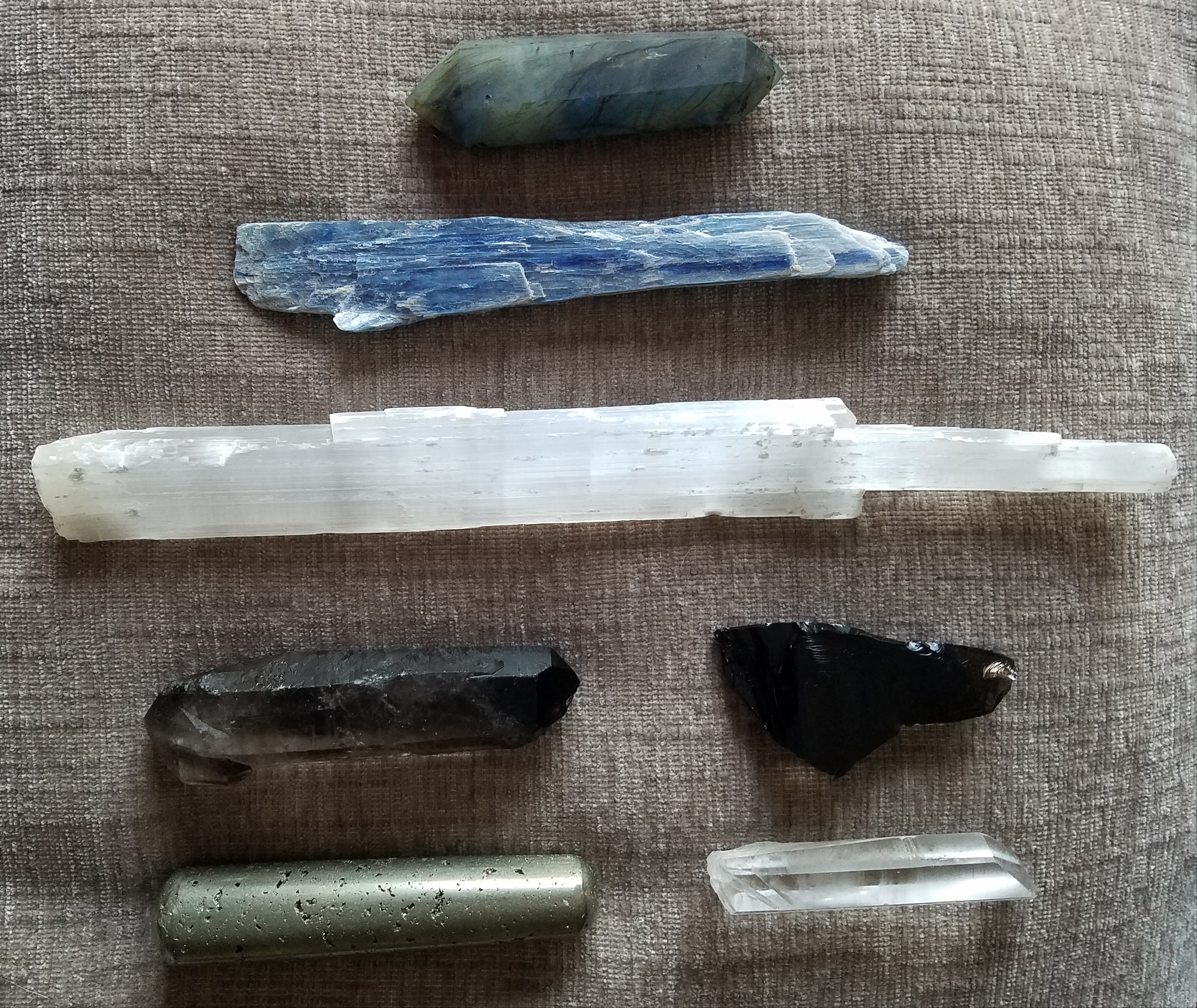 Cleansing-Auras-with-Crystals